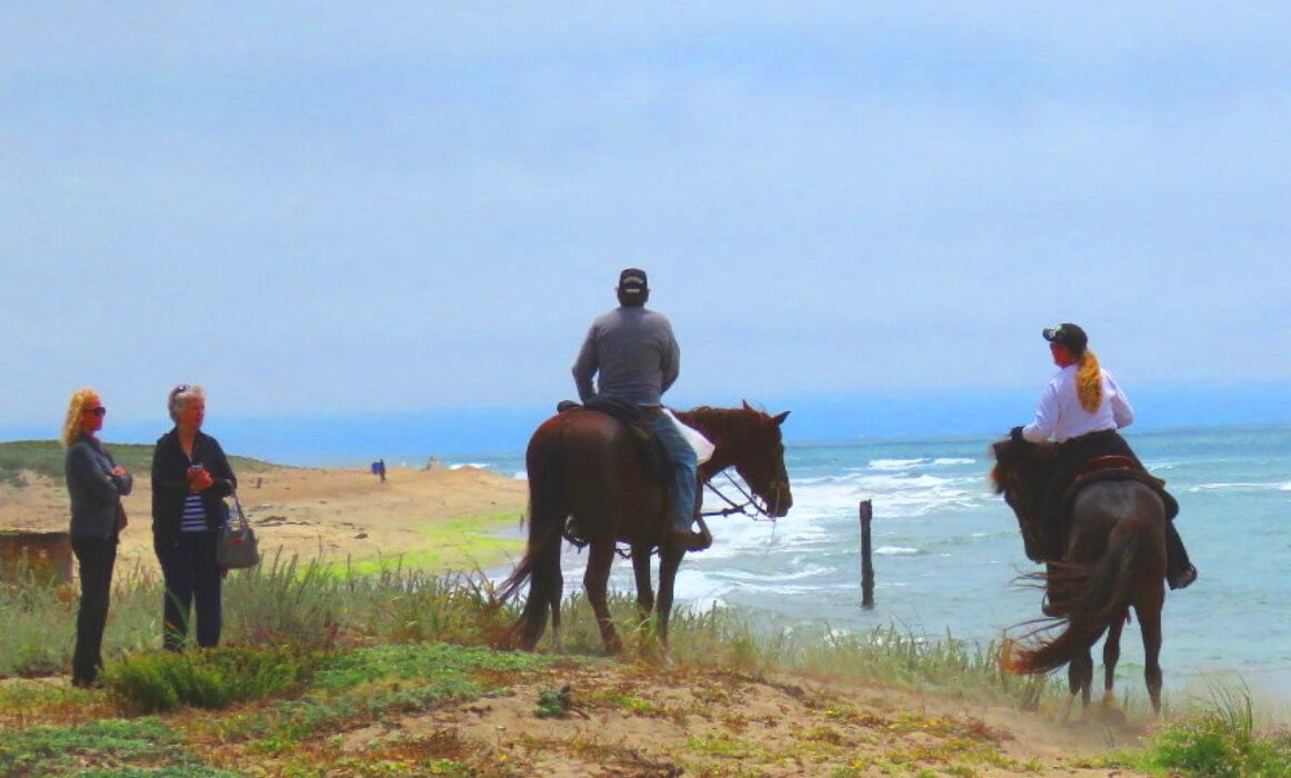 horseback_ride_on_the_beach_nearby_san_francisco_bay_area_and_monterey