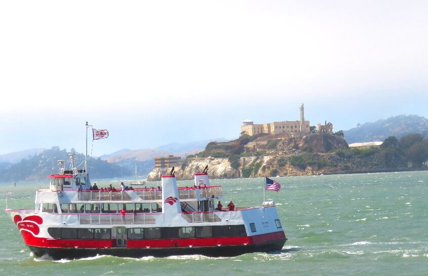 旧金山湾游轮和渡船游览在恶魔岛附近航行